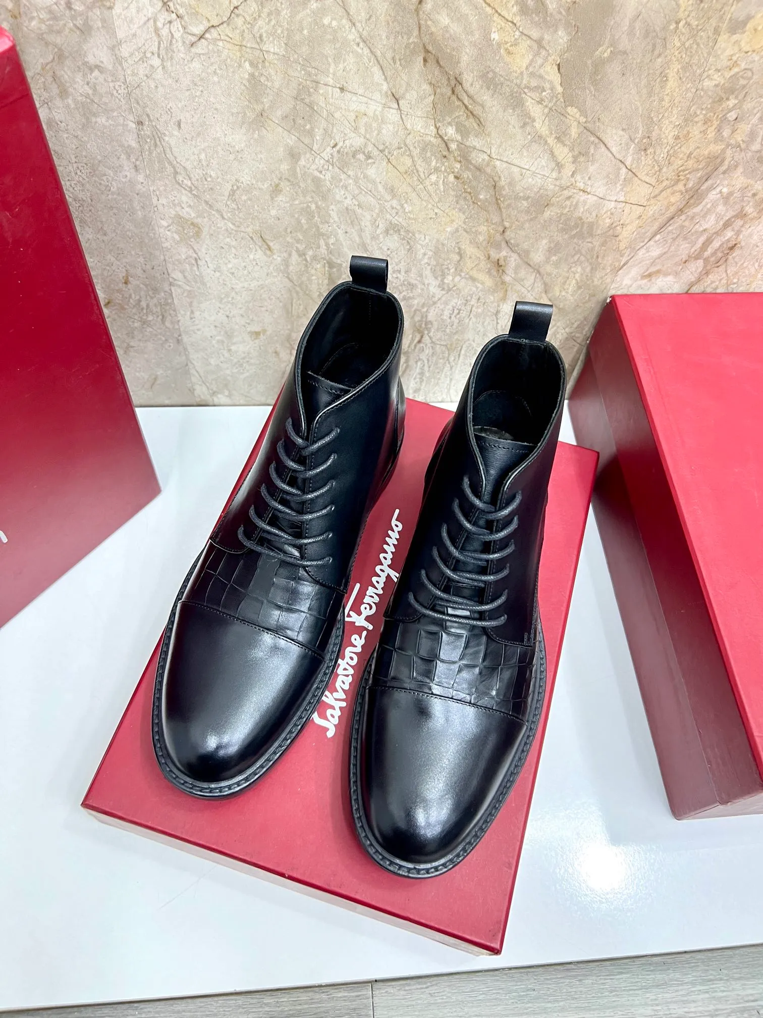 Original order quality: Men's shoes 💰700 Brand: Ferragamo (Ferragamo) One size larger: Men's size 38-44 (45 customized) Grade: Same style as the official website High-end men's shoes Material: Original cowhide, cowhide lining, original outsole Style category: Chelsea men's boots Fashion trend Color: Actual picture